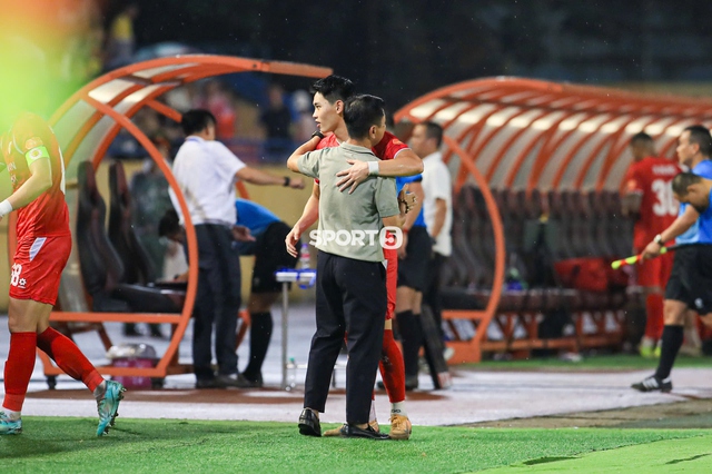Cái ôm gây sốt của Đình Bắc và HLV Văn Sỹ Sơn sau vụ bị kỷ luật xôn xao cả V.League - Ảnh 5.