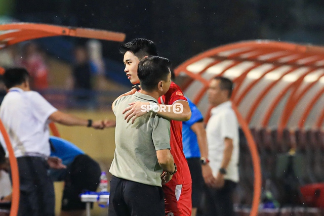 Cái ôm gây sốt của Đình Bắc và HLV Văn Sỹ Sơn sau vụ bị kỷ luật xôn xao cả V.League - Ảnh 6.