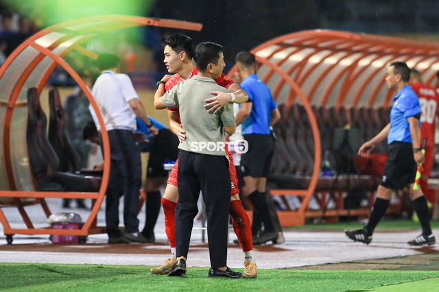 Cái ôm gây sốt của Đình Bắc và HLV Văn Sỹ Sơn sau vụ bị kỷ luật xôn xao cả V.League - Ảnh 4.