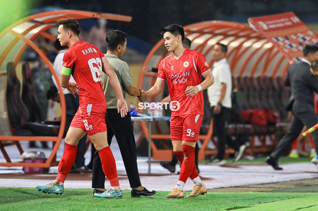 Cái ôm gây sốt của Đình Bắc và HLV Văn Sỹ Sơn sau vụ bị kỷ luật xôn xao cả V.League - Ảnh 2.
