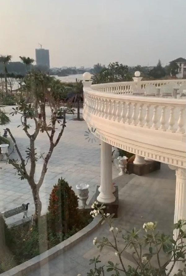 Mỹ nh&acirc;n 26 tuổi cưới ch&aacute;u trai gia tộc gi&agrave;u bậc nhất Việt Nam: Sống trong dinh thự d&aacute;t v&agrave;ng, s&acirc;n nh&agrave; đủ đỗ chục chiếc xe hơi- Ảnh 2.