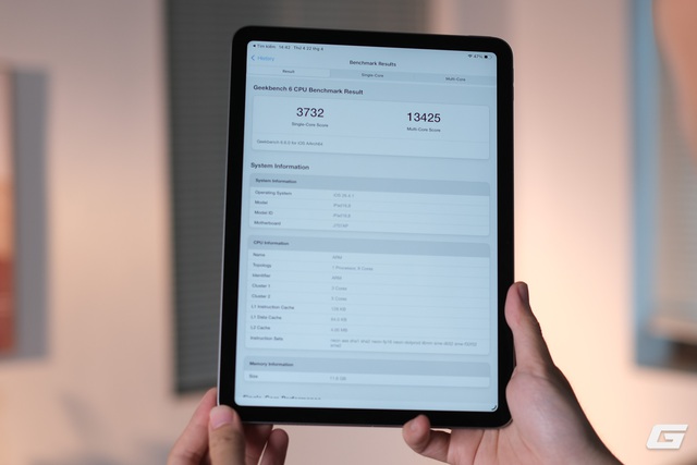 Tr&ecirc;n tay iPad Air M4: Giữ nguy&ecirc;n gần như mọi thứ, nhưng RAM 12GB v&agrave; chip M4 mới l&agrave; l&yacute; do đ&aacute;ng n&acirc;ng cấp- Ảnh 12.