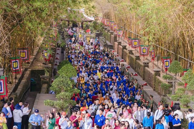 H&agrave;nh tr&igrave;nh &ldquo;Tự h&agrave;o n&ograve;i giống Ti&ecirc;n Rồng&rdquo; 2026: Nơi ngọn lửa cội nguồn rực ch&aacute;y trong tim tuổi trẻ th&agrave;nh phố Hồ Ch&iacute; Minh - Ảnh 10.