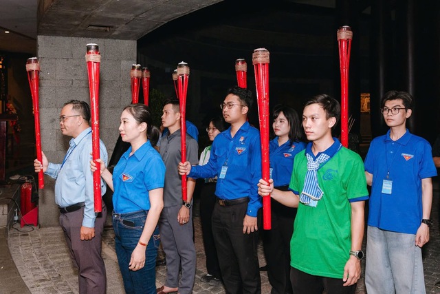 H&agrave;nh tr&igrave;nh &ldquo;Tự h&agrave;o n&ograve;i giống Ti&ecirc;n Rồng&rdquo; 2026: Nơi ngọn lửa cội nguồn rực ch&aacute;y trong tim tuổi trẻ th&agrave;nh phố Hồ Ch&iacute; Minh - Ảnh 5.