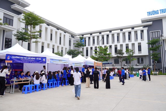 NG&Agrave;Y HỘI VIỆC L&Agrave;M THANH NI&Ecirc;N THỦ Đ&Ocirc; V&Agrave; TƯ VẤN HƯỚNG NGHIỆP NĂM 2026 TẠI PHƯỜNG T&Ugrave;NG THIỆN (TP. H&Agrave; NỘI): KẾT NỐI CƠ HỘI, ĐỊNH HƯỚNG TƯƠNG LAI  - Ảnh 5.