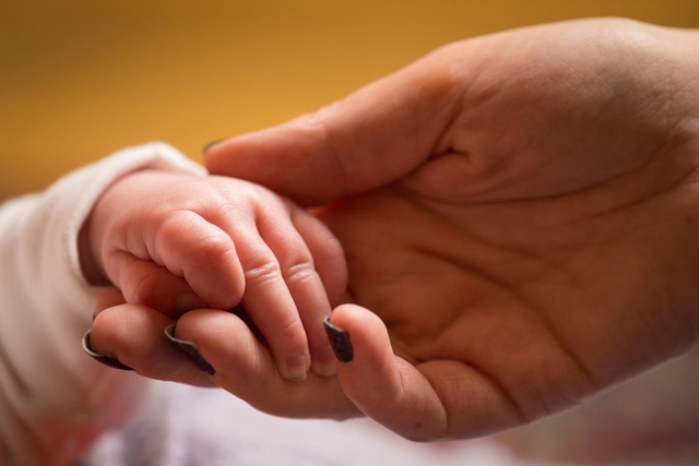 Kh&ocirc;ng chỉ rụng t&oacute;c, mất ngủ: Sau sinh phụ nữ c&ograve;n đối mặt loạt biến chứng đ&aacute;ng sợ n&agrave;y- Ảnh 1.