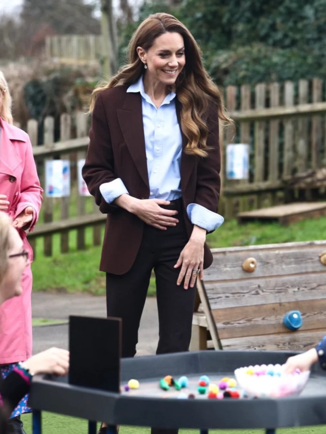 3 c&aacute;ch Vương phi Kate im lặng đ&aacute;p trả mọi tin đồn: B&agrave;i học d&agrave;nh cho phụ nữ c&ocirc;ng sở khi bị "đ&acirc;m sau lưng"- Ảnh 3.