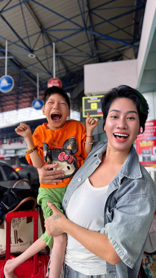 Nữ diễn vi&ecirc;n Việt thả con bại n&atilde;o xuống biển, h&agrave;ng trăm người phải thốt l&ecirc;n: "Người mẹ vĩ đại" - Ảnh 1.