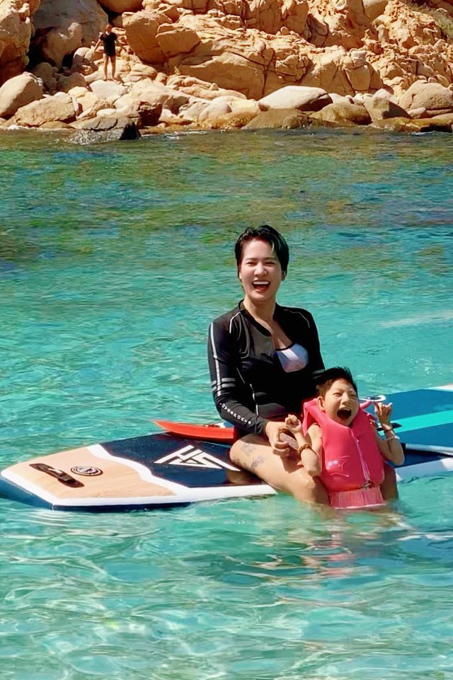 Nữ diễn vi&ecirc;n Việt thả con bại n&atilde;o xuống biển, h&agrave;ng trăm người phải thốt l&ecirc;n: "Người mẹ vĩ đại" - Ảnh 2.