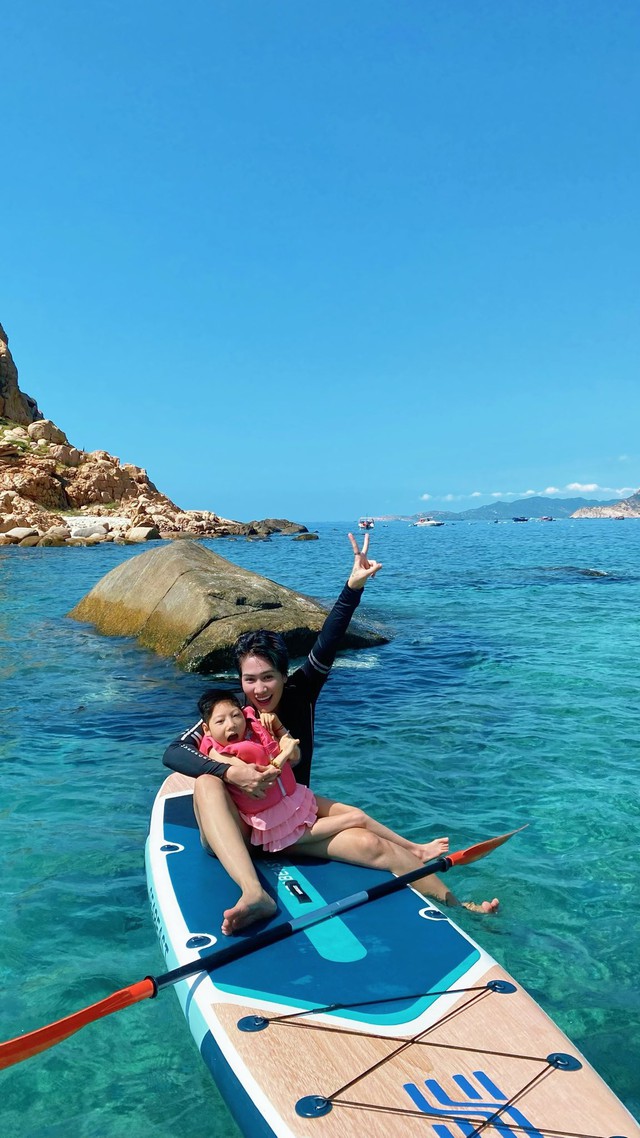 Nữ diễn vi&ecirc;n Việt thả con bại n&atilde;o xuống biển, h&agrave;ng trăm người phải thốt l&ecirc;n: "Người mẹ vĩ đại" - Ảnh 3.