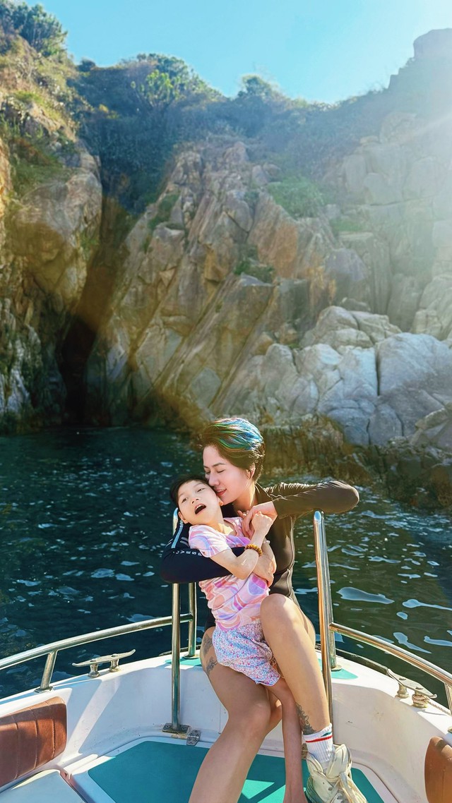 Nữ diễn vi&ecirc;n Việt thả con bại n&atilde;o xuống biển, h&agrave;ng trăm người phải thốt l&ecirc;n: "Người mẹ vĩ đại" - Ảnh 4.