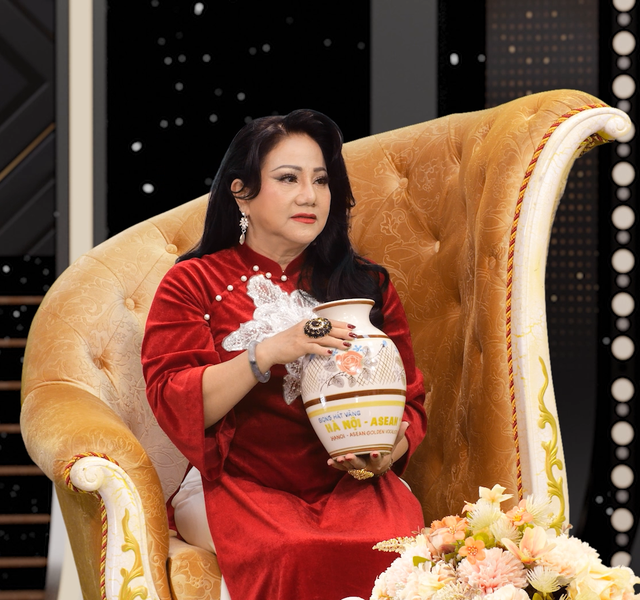 Nữ ca sĩ phải cầm bằng khen đi xin tiền nh&agrave; t&agrave;i trợ: L&agrave;m 4 show ch&aacute;y v&eacute; ở Đ&agrave; Nẵng- Ảnh 1.