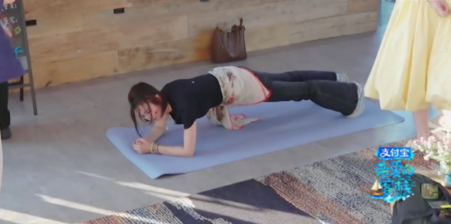 Tần Lam tuổi 46 vẫn xứng danh "nữ thần kh&ocirc;ng tuổi": C&oacute; mẹo giữ cơ bụng săn chắc tuổi trung ni&ecirc;n nhưng &iacute;t chị em l&agrave;m được - Ảnh 1.