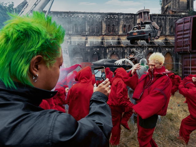 B&iacute; mật đằng sau MV "HVL" của MCK: 8 chiếc iPhone 17 Pro v&agrave; kỹ thuật quay 360 độ &ldquo;thế giới chưa ai từng l&agrave;m&rdquo; - Ảnh 9.