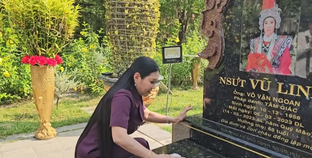 Nữ NSƯT từ Hà Nội về, sáng sớm vội ra mộ Vũ Linh gấp, nói 1 điều - Ảnh 2.