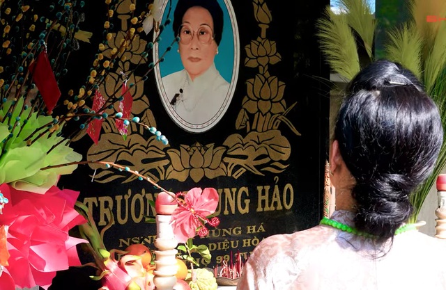 Nữ NSƯT từ Mỹ về tới mộ Tổ nghề sống l&agrave;m 1 việc: "Nội ơi!" - Ảnh 1.