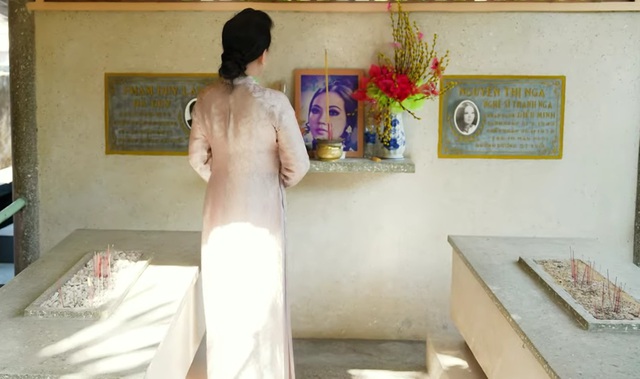 Nữ NSƯT từ Mỹ về tới mộ Tổ nghề sống l&agrave;m 1 việc: "Nội ơi!" - Ảnh 2.