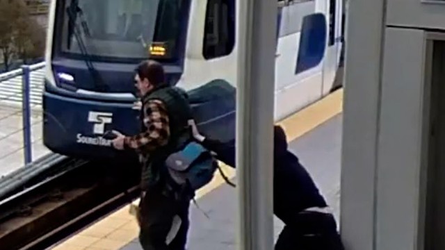 Đang bấm điện thoại, người đàn ông bất ngờ bị kẻ lạ đẩy xuống đường ray khi đoàn tàu lao tới- Ảnh 1. Đang bấm điện thoại, người đàn ông bất ngờ bị kẻ lạ đẩy xuống đường ray khi đoàn tàu lao tới- Ảnh 1.