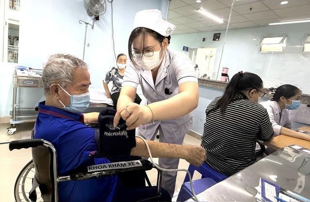 Th&agrave;nh phố Hồ Ch&iacute; Minh: 58 bệnh viện đồng loạt ra qu&acirc;n tầm so&aacute;t bệnh miễn ph&iacute; tại 64 phường, x&atilde; - Ảnh 4.