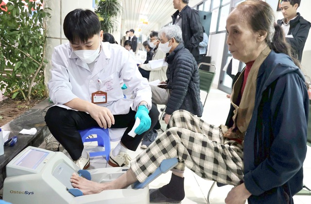 Th&agrave;nh phố Hồ Ch&iacute; Minh: 58 bệnh viện đồng loạt ra qu&acirc;n tầm so&aacute;t bệnh miễn ph&iacute; tại 64 phường, x&atilde; - Ảnh 5.