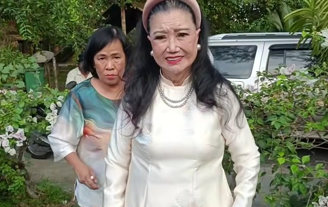 Nữ NSND quyền lực miền Nam 89 tuổi tới thăm mộ Vũ Linh, gây chú ý khi nói "mới 18 tuổi thôi"- Ảnh 1. Nữ NSND quyền lực miền Nam 89 tuổi tới thăm mộ Vũ Linh, gây chú ý khi nói "mới 18 tuổi thôi"- Ảnh 1.