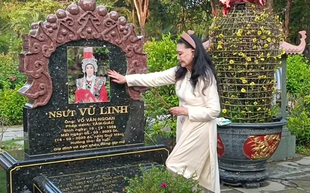 Nữ NSND quyền lực miền Nam 89 tuổi tới thăm mộ Vũ Linh, gây chú ý khi nói "mới 18 tuổi thôi"- Ảnh 2. Nữ NSND quyền lực miền Nam 89 tuổi tới thăm mộ Vũ Linh, gây chú ý khi nói "mới 18 tuổi thôi"- Ảnh 2.