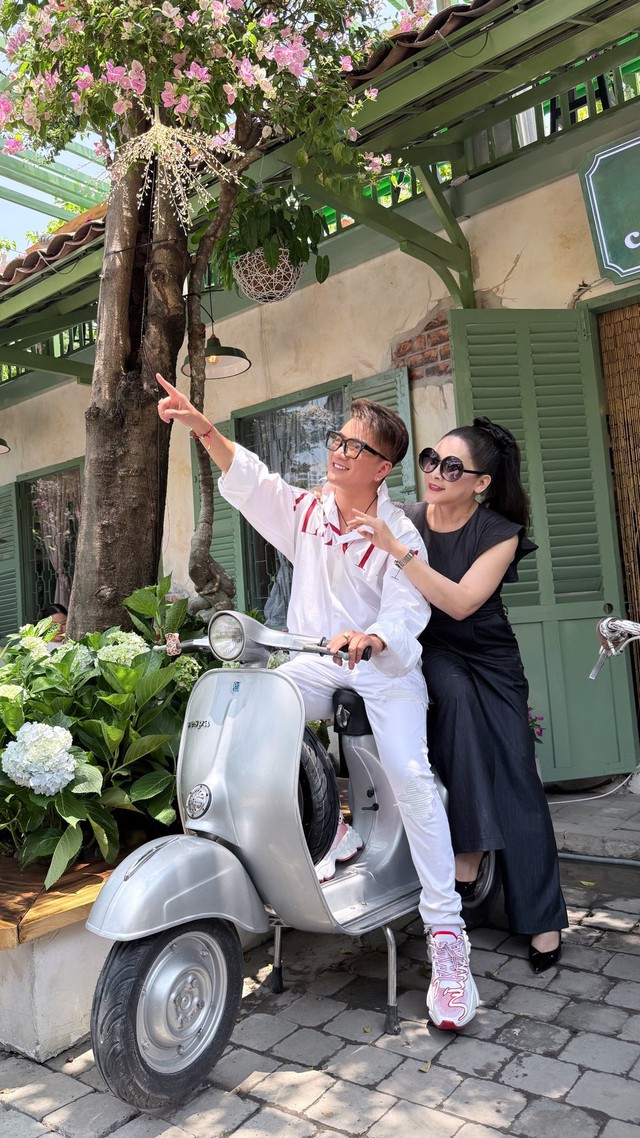 Nữ nghệ sĩ ở Mỹ về b&iacute; mật đến chỗ "&ocirc;ng ho&agrave;ng nhạc Việt" một thời b&aacute;n cafe, U60 vẫn được gọi l&agrave; b&eacute; - Ảnh 1.