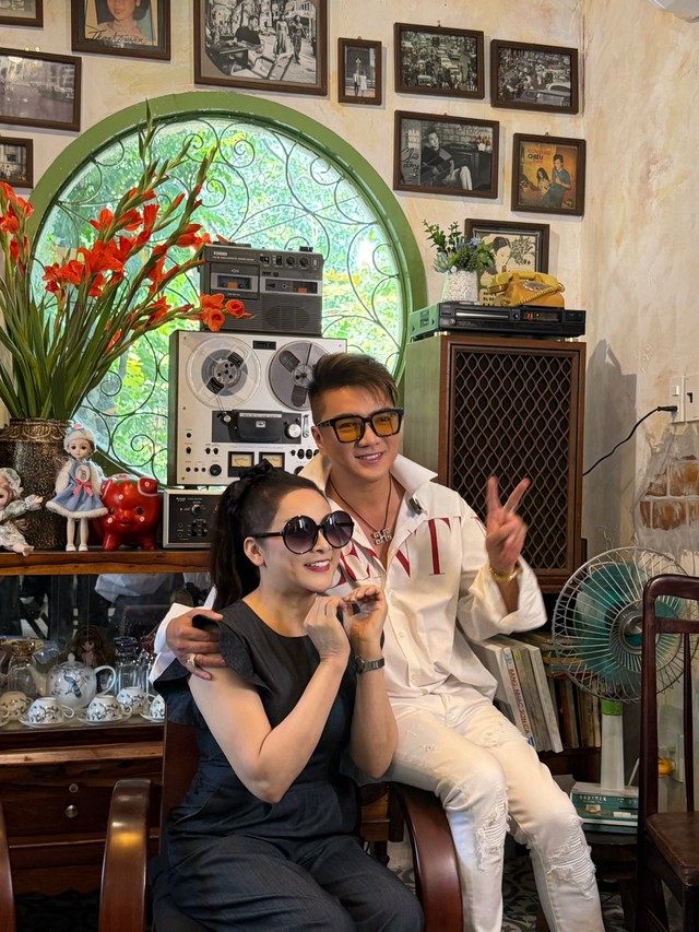 Nữ nghệ sĩ ở Mỹ về b&iacute; mật đến chỗ "&ocirc;ng ho&agrave;ng nhạc Việt" một thời b&aacute;n cafe, U60 vẫn được gọi l&agrave; b&eacute; - Ảnh 2.