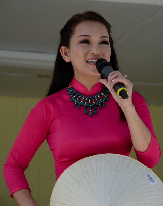 Nữ nghệ sĩ cải lương ăn mặc n&oacute;ng bỏng: "Mọi thứ kinh khủng lắm" - Ảnh 1.