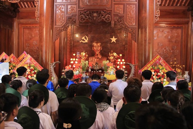 Từ ngòi pháo Chín tháng Giêng đến những cuộc gặp đầy xúc động tại quê hương Bác - Ảnh 1.