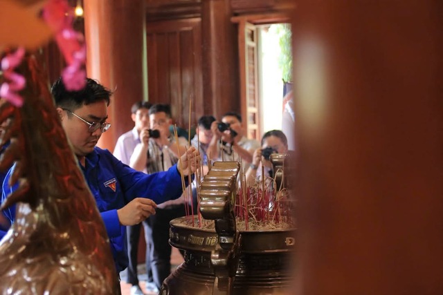 Từ ngòi pháo Chín tháng Giêng đến những cuộc gặp đầy xúc động tại quê hương Bác - Ảnh 4.