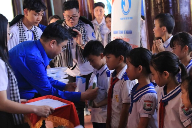 Từ ngòi pháo Chín tháng Giêng đến những cuộc gặp đầy xúc động tại quê hương Bác - Ảnh 10.