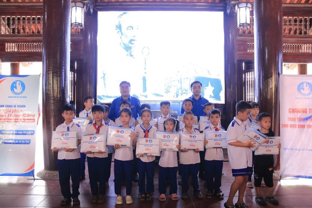 Từ ngòi pháo Chín tháng Giêng đến những cuộc gặp đầy xúc động tại quê hương Bác - Ảnh 11.