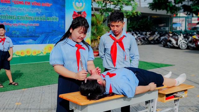 Thành phố Hồ Chí Minh đẩy mạnh phòng chống tai nạn, thương tích cho học sinh: Trang bị “phao cứu sinh” cho trẻ em- Ảnh 1. Thành phố Hồ Chí Minh đẩy mạnh phòng chống tai nạn, thương tích cho học sinh: Trang bị “phao cứu sinh” cho trẻ em- Ảnh 1.