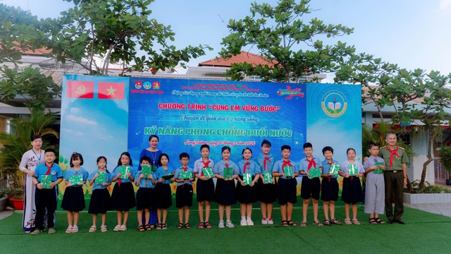 Thành phố Hồ Chí Minh đẩy mạnh phòng chống tai nạn, thương tích cho học sinh: Trang bị “phao cứu sinh” cho trẻ em- Ảnh 2. Thành phố Hồ Chí Minh đẩy mạnh phòng chống tai nạn, thương tích cho học sinh: Trang bị “phao cứu sinh” cho trẻ em- Ảnh 2.