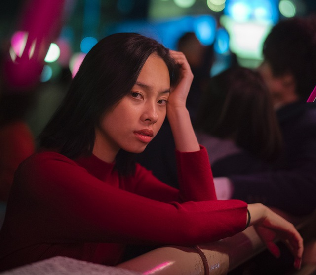 L&acirc;u lắm mới c&oacute; buổi hẹn h&ograve; ri&ecirc;ng với chồng để h&acirc;m n&oacute;ng t&igrave;nh cảm, nhưng cả tối, thứ anh nh&igrave;n chăm ch&uacute; lại khiến t&ocirc;i muốn nổi đi&ecirc;n- Ảnh 1.