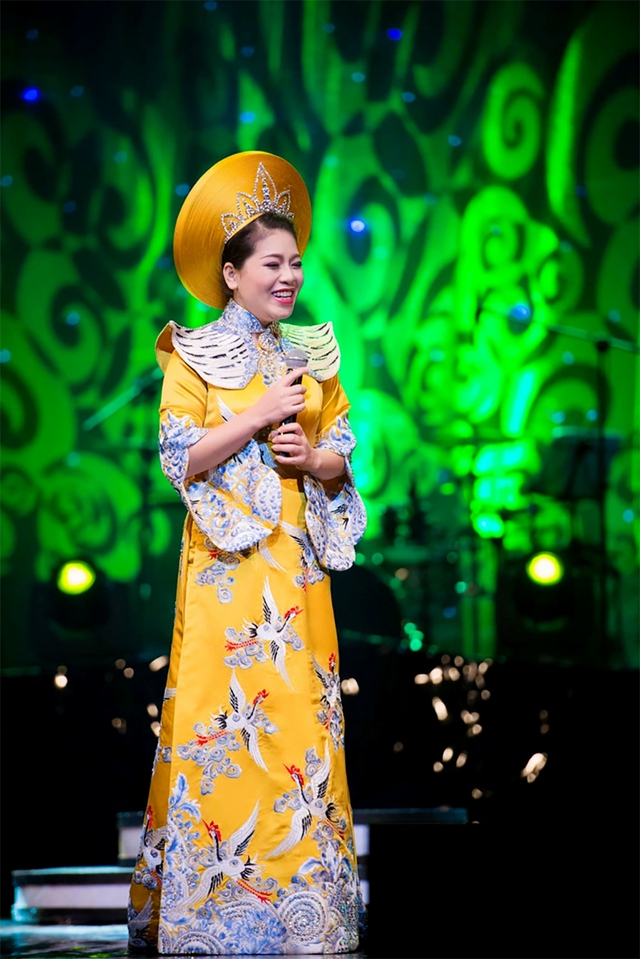 Vẻ đằm thắm, đ&agrave;n b&agrave; của "nữ ho&agrave;ng nhạc đỏ" l&agrave; mẹ đơn th&acirc;n 4 con - Ảnh 1.