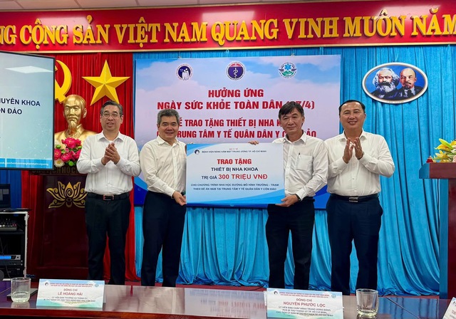 H&agrave;nh tr&igrave;nh mang nụ cười đến đảo xa: chăm s&oacute;c răng miệng cho học sinh v&agrave; người cao tuổi tại C&ocirc;n Đảo - Ảnh 1.