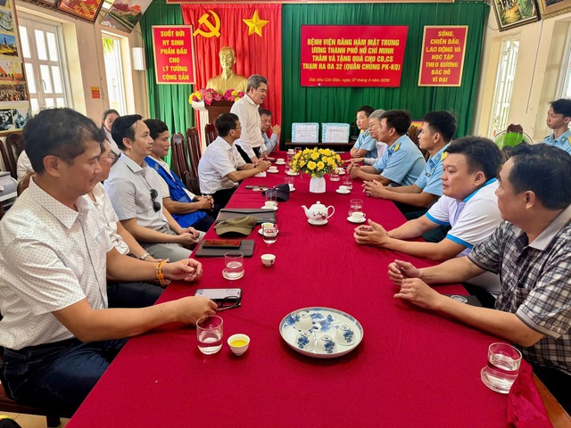 H&agrave;nh tr&igrave;nh mang nụ cười đến đảo xa: chăm s&oacute;c răng miệng cho học sinh v&agrave; người cao tuổi tại C&ocirc;n Đảo - Ảnh 3.