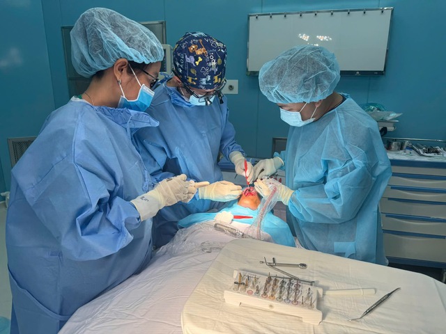 H&agrave;nh tr&igrave;nh mang nụ cười đến đảo xa: chăm s&oacute;c răng miệng cho học sinh v&agrave; người cao tuổi tại C&ocirc;n Đảo - Ảnh 7.