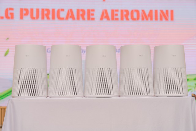 LG trao tặng 70 m&aacute;y lọc kh&ocirc;ng kh&iacute; cho trường học H&agrave; Nội, giải b&agrave;i to&aacute;n &ocirc; nhiễm lớp học - Ảnh 2.