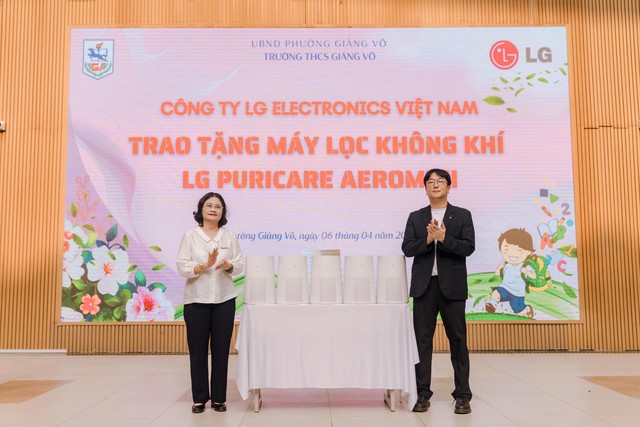 LG trao tặng 70 m&aacute;y lọc kh&ocirc;ng kh&iacute; cho trường học H&agrave; Nội, giải b&agrave;i to&aacute;n &ocirc; nhiễm lớp học - Ảnh 1.