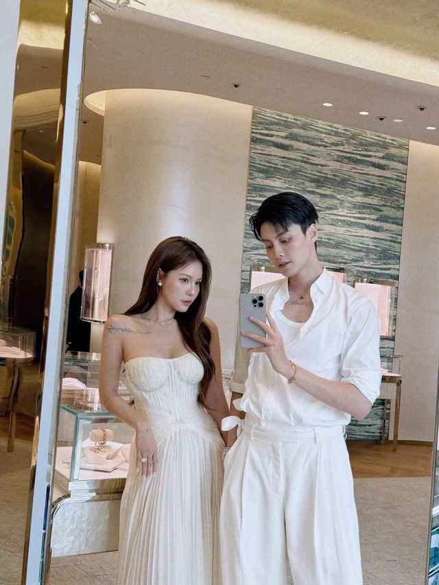 Chị đẹp cưới "hồng h&agrave;i nhi" k&eacute;m 9 tuổi: Lucie Nguyễn l&agrave;m mẹ 2 con vẫn giữ phong độ "slay" đ&aacute;ng nể - Ảnh 3.