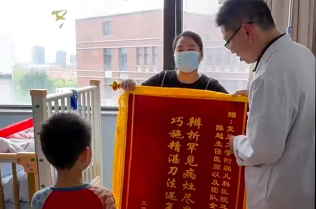Bé trai 6 tuổi phát hiện “khối u anh em song sinh” trong cổ họng, bác sĩ nghẹt thở cứu sống kịp thời - Ảnh 2.
