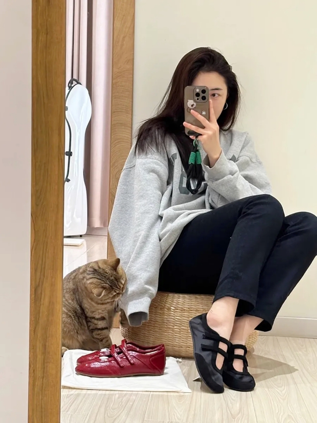 Trend gi&agrave;y năm nay: Ai cũng c&oacute; gi&agrave;y b&uacute;p b&ecirc;, nhưng đỏ mới l&agrave; &ldquo;đỉnh&rdquo;- Ảnh 16.
