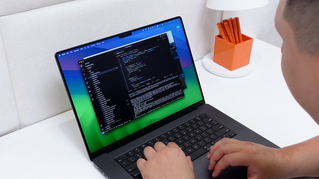 Duy Lu&acirc;n: &ldquo;64GB RAM tr&ecirc;n Mac đ&atilde; đủ chạy nhiều m&ocirc; h&igrave;nh AI m&agrave; laptop Windows b&oacute; tay&rdquo; - Ảnh 2.