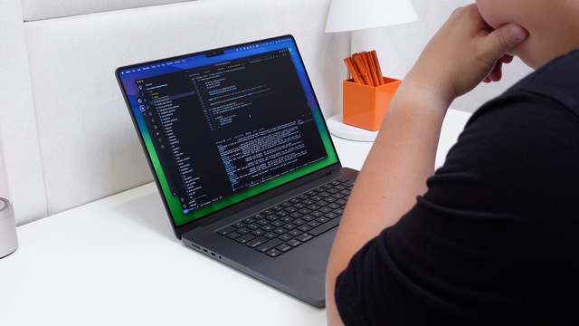 Duy Lu&acirc;n: &ldquo;64GB RAM tr&ecirc;n Mac đ&atilde; đủ chạy nhiều m&ocirc; h&igrave;nh AI m&agrave; laptop Windows b&oacute; tay&rdquo; - Ảnh 3.