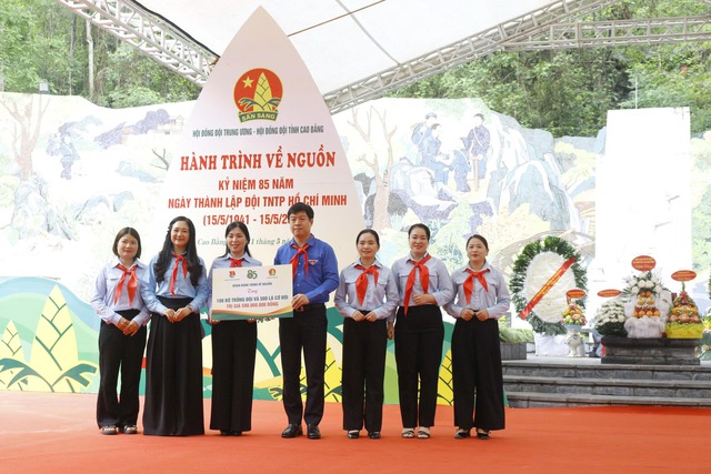 H&agrave;nh tr&igrave;nh về nguồn tại Cao Bằng của phụ tr&aacute;ch Đội to&agrave;n quốc - Ảnh 4.