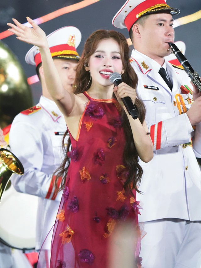 Hòa Minzy và mỹ nhân đẹp nhất Việt Nam: Ai hơn ai? - Ảnh 6.
