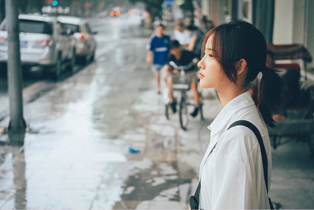 Ngày mưa hôm ấy, chồng cũ đứng dưới hiên nhà, nhìn tôi và nói một câu khiến tôi lặng cả người, từ đó mất ngủ nhiều đêm - Ảnh 1.